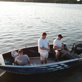 wędkarze na łodzi aluminiowej brema boats