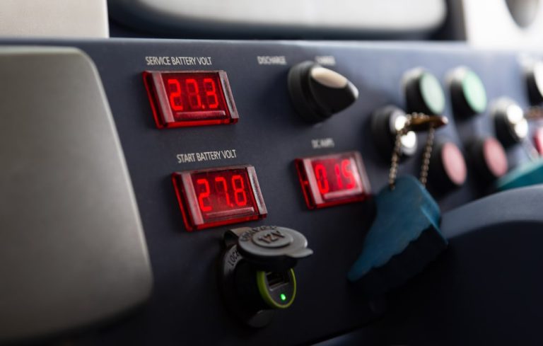 Jaki akumulator do łodzi wędkarskiej wybrać? Rodzaje, funkcje, konstrukcje